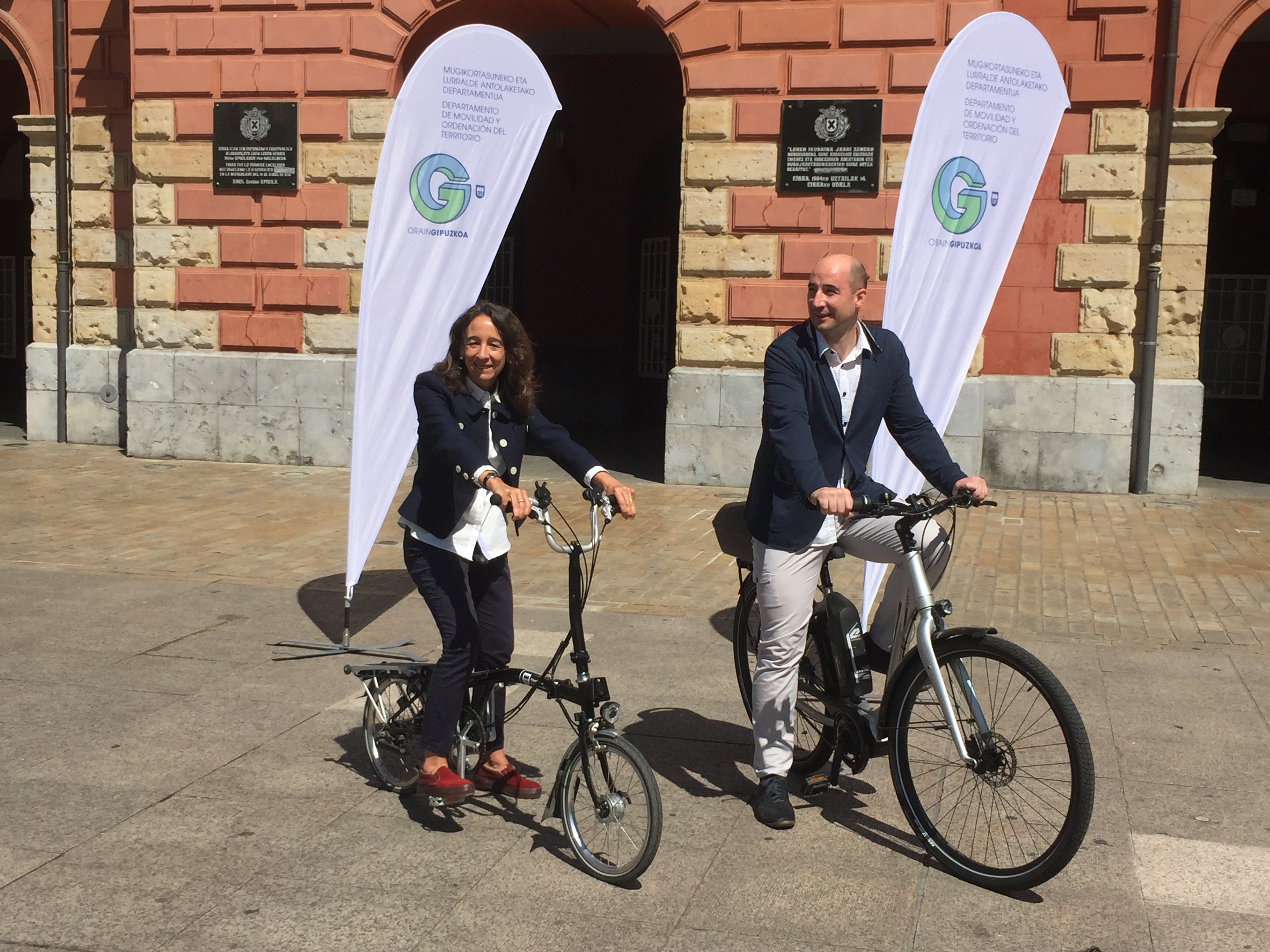 Marisol Garmendia presentando el Eibar el cursillo de bicicleta para adultos
