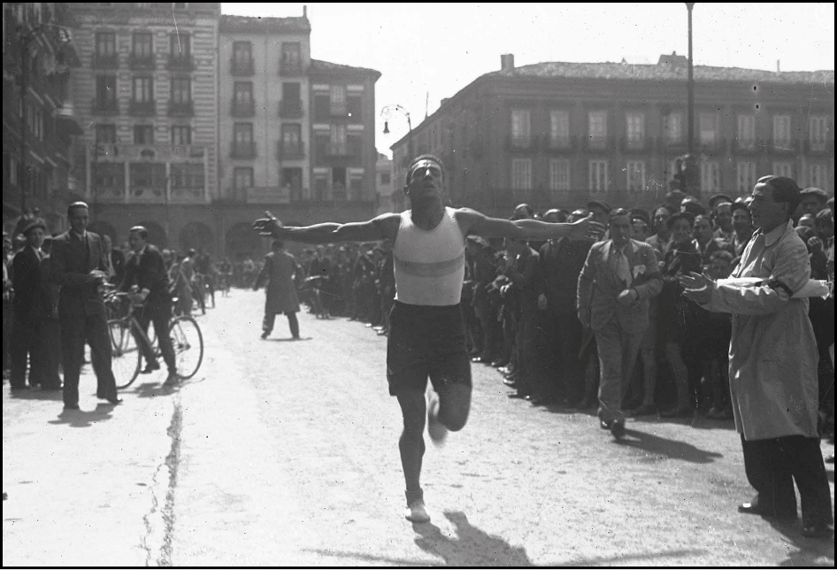 Corredor de carrera pedestre llegando a la meta en la Plaza Castillo de Pamplona