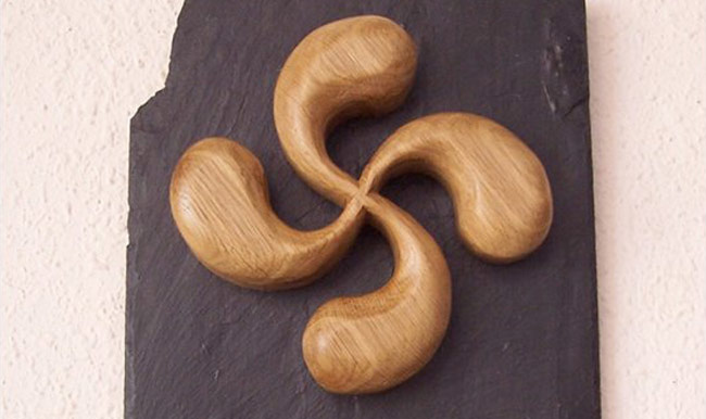 Lauburu tallado en madera