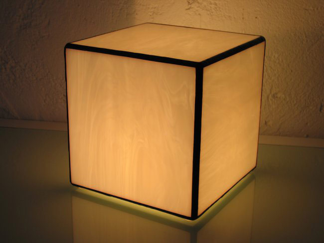 Lámpara blanca forma de cubo