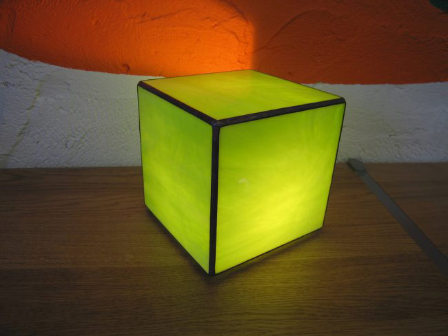 Lámpara verde forma de cubo