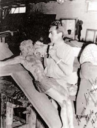 Jesus Berezibar tallando