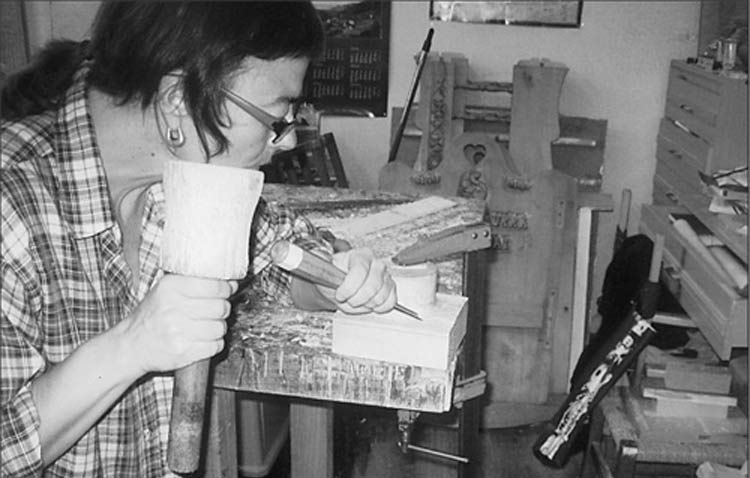 Zuriñe Gredilla trabajando la madera