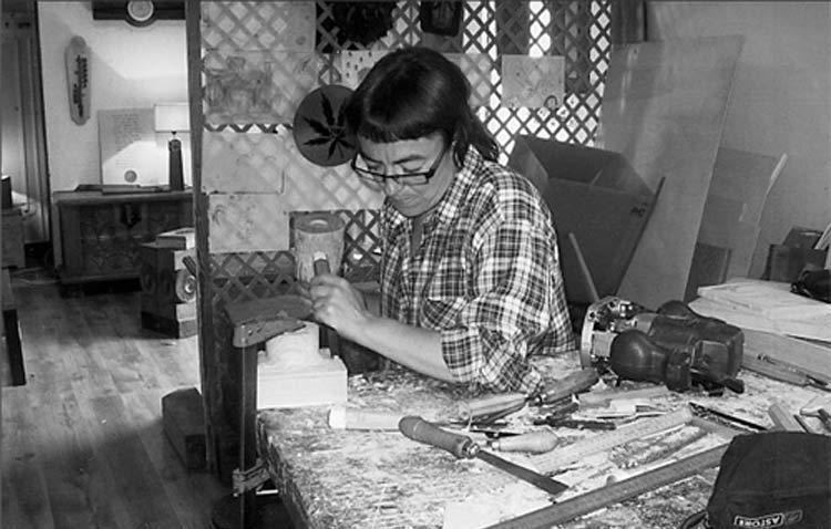 La artesana en pleno proceso productivo