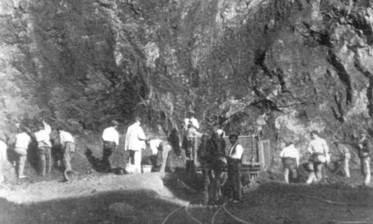 Lehenik zaldi-aditu bat