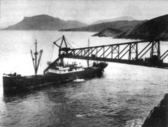 Un buque cargando mineral en El Piquillo.