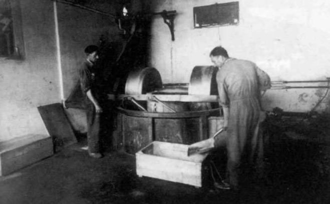 Lehergaien fabrikako nahasketa-errota