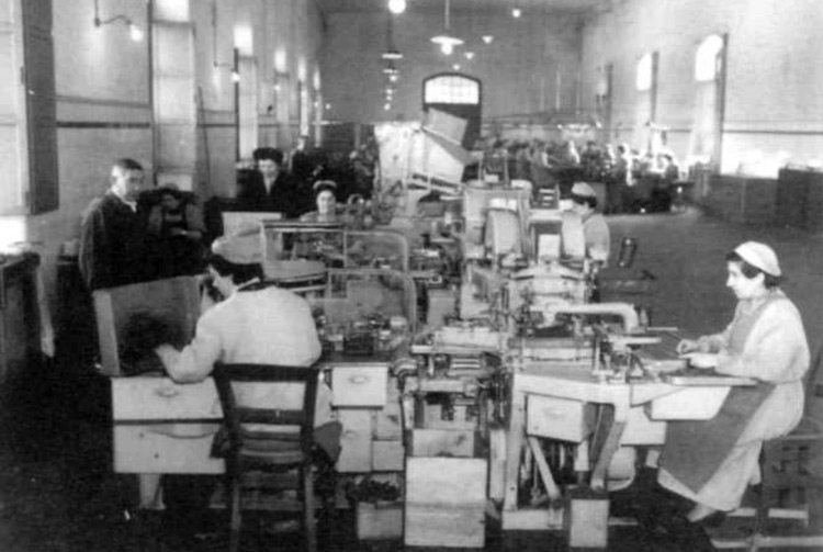 Emakumezko langileak FARIAS zigarroak biltzen