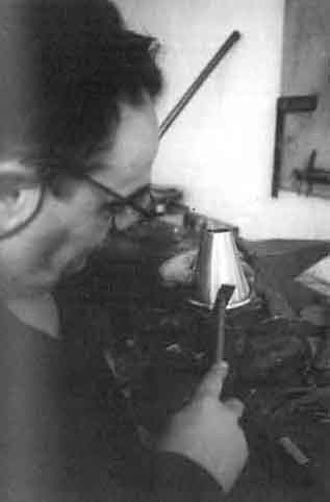 Engatillado del fondo al cuerpo de una aceitera