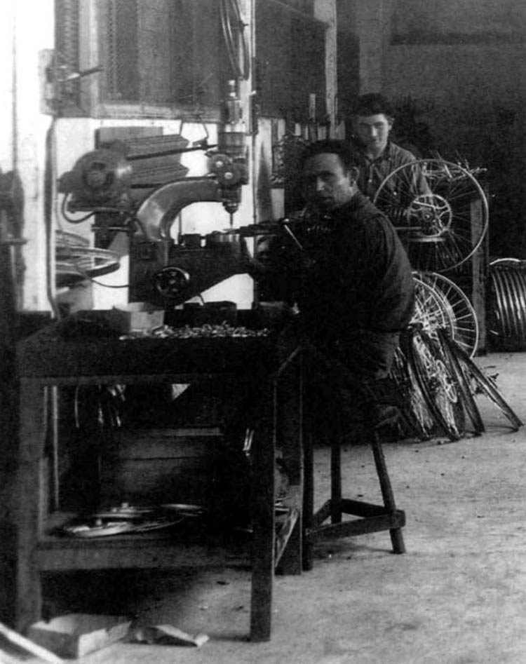 Montaje y centrado de ruedas hacia 1950