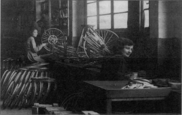 Montaje y centrado de ruedas hacia 1950