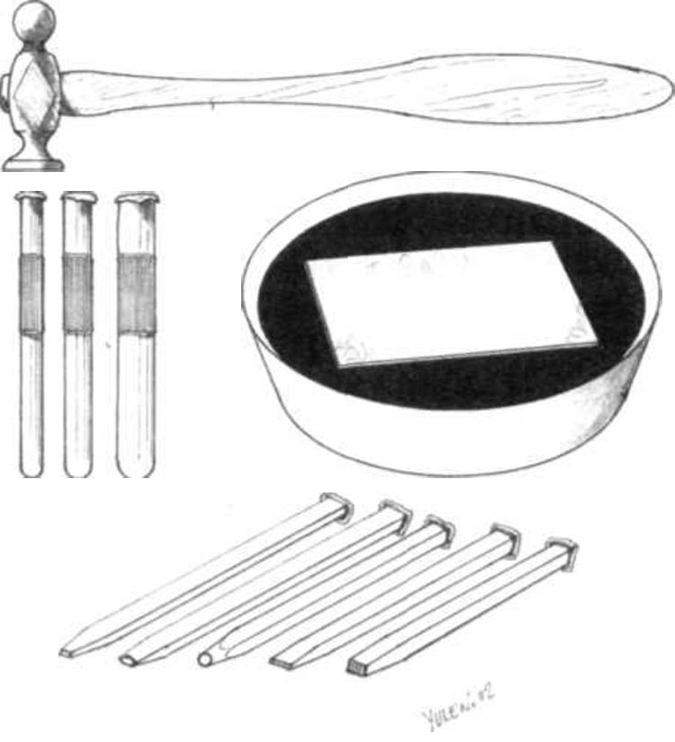 Las herramientas del cincelador-repujador