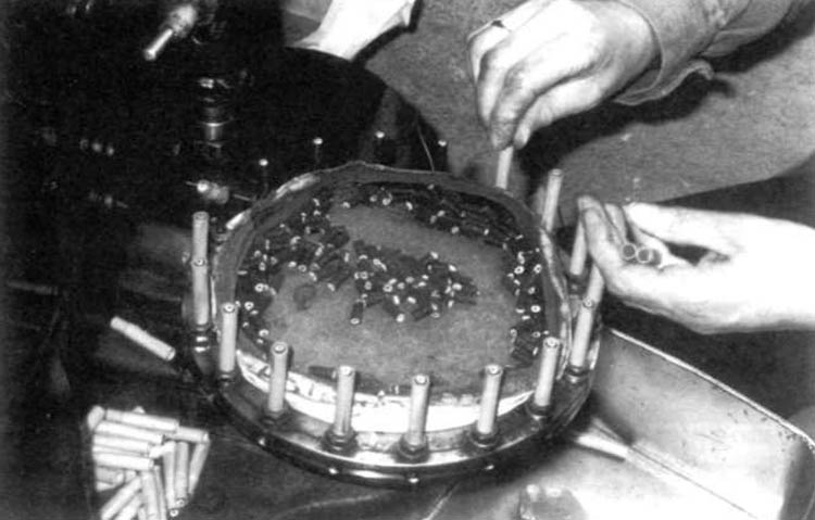 Colocando la mecha del tiro del cohete de tres impactos