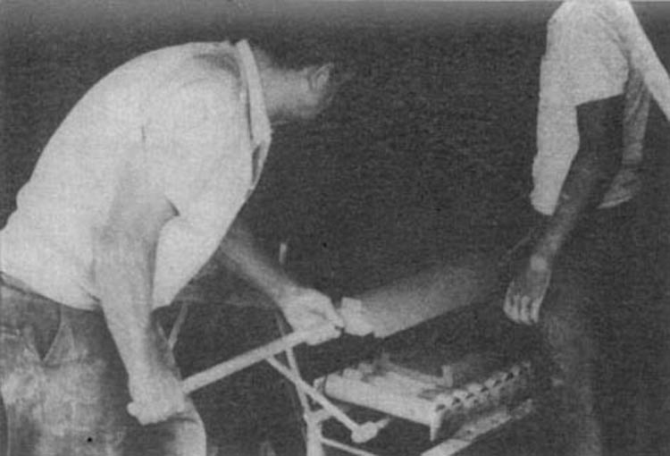 Sacando la teja del horno