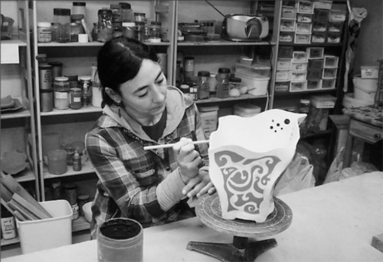 Proceso de decoración de una pieza de cerámica