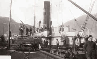 Labores de descarga en el puerto de Pasajes