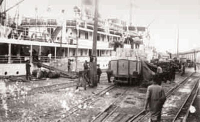 Labores de descarga en el puerto de Pasajes