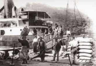 Emakumeak ikatza deskargatzen