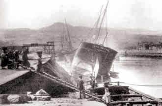 Emakumeak ikatza deskargatzen