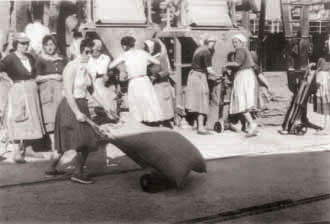 Emakumeak deskarga lanetan