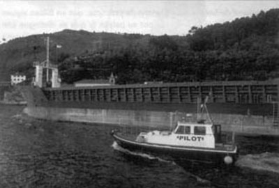 Pilotuen txalupa ontzi baten ondoan.