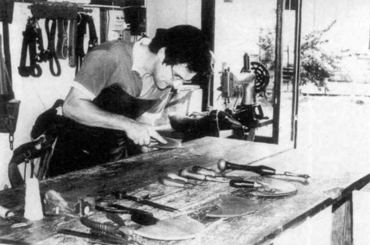 Guarnicionero en su trabajo