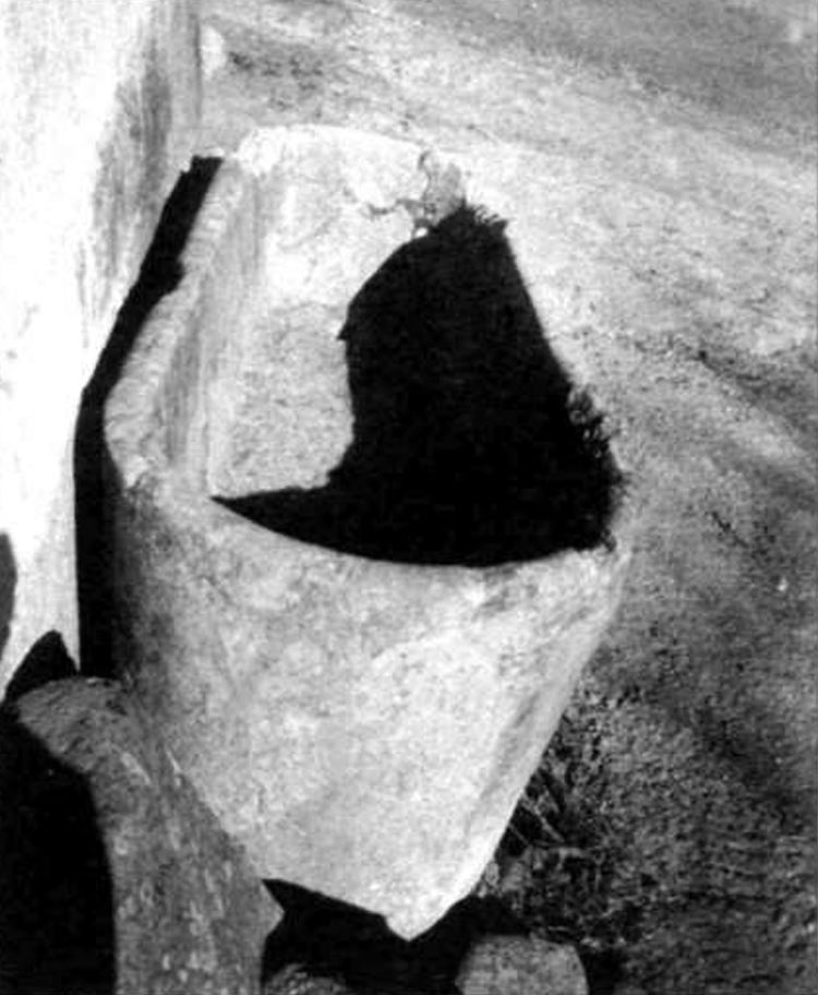 Antigüa bañera de piedra tallada
