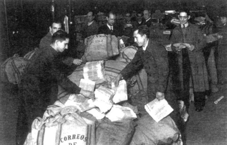Funcionarios de Correos en sección de cartería de San Sebastián en 1942