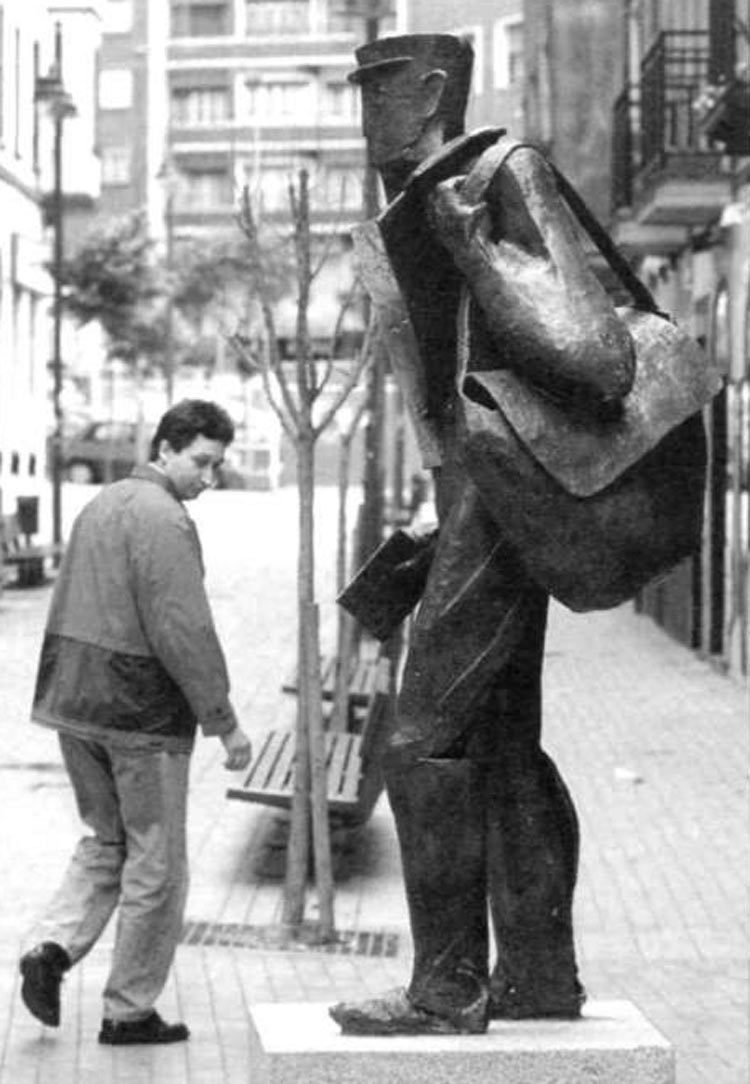 Monumento dedicado al cartero en Baracaldo