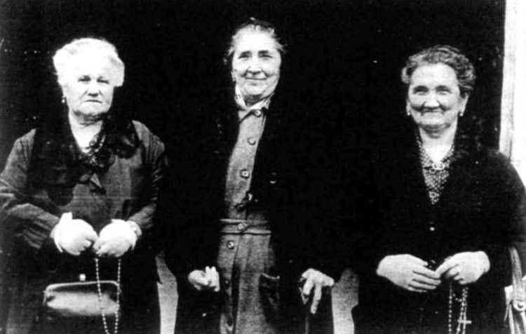 Recadistas a la salida de misa