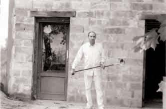 El escultor frente a su taller-estudio