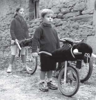 Niños preparados para iniciar el encierro