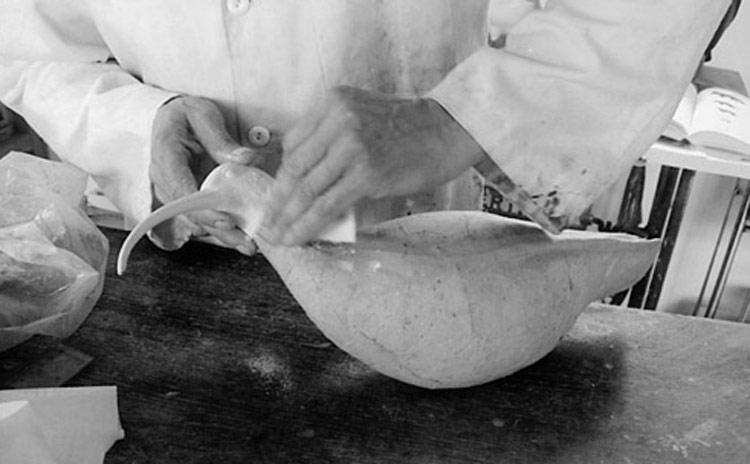 Javier Murillo terminando la réplica de un ave