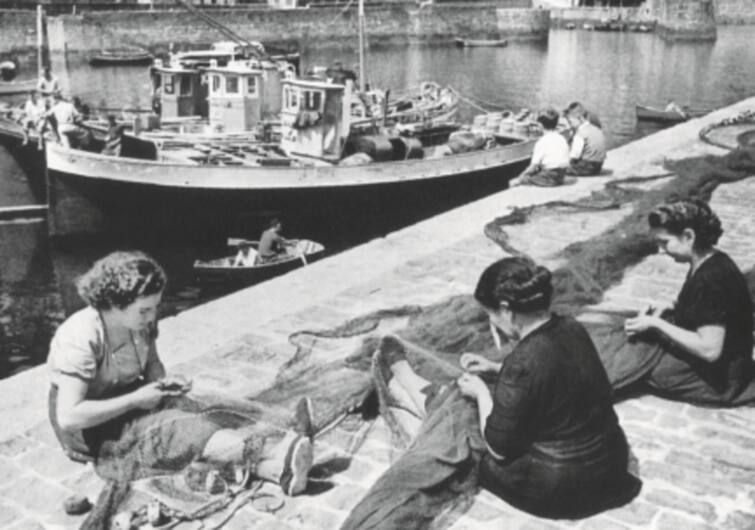 Reparando redes. (Fotografía cedida por el museo de Ondarroa)