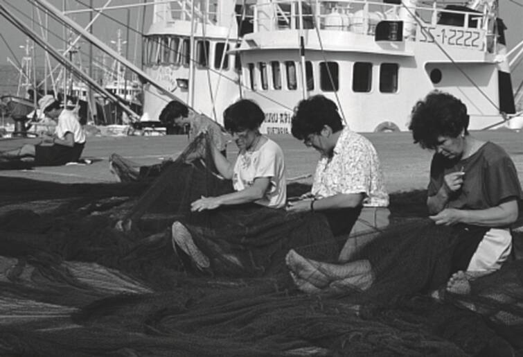 Sareak konpontzen. (Argazkia: Javier Carballo)