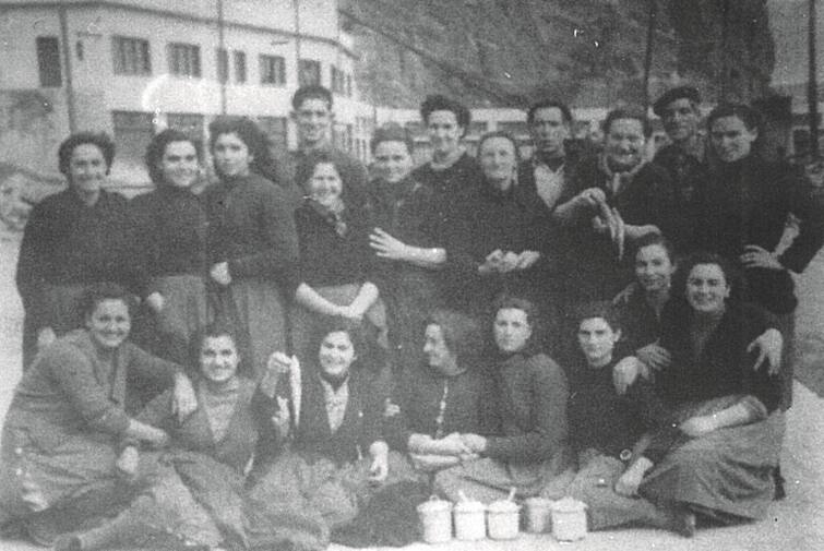 Empacadoras al terminar su trabajo, 1950 (Fotografía cedida por John Bilbao).