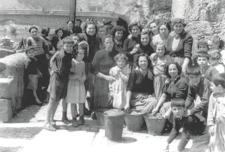 Empacadoras al terminar su trabajo, 1950 (Fotografía cedida por John Bilbao).