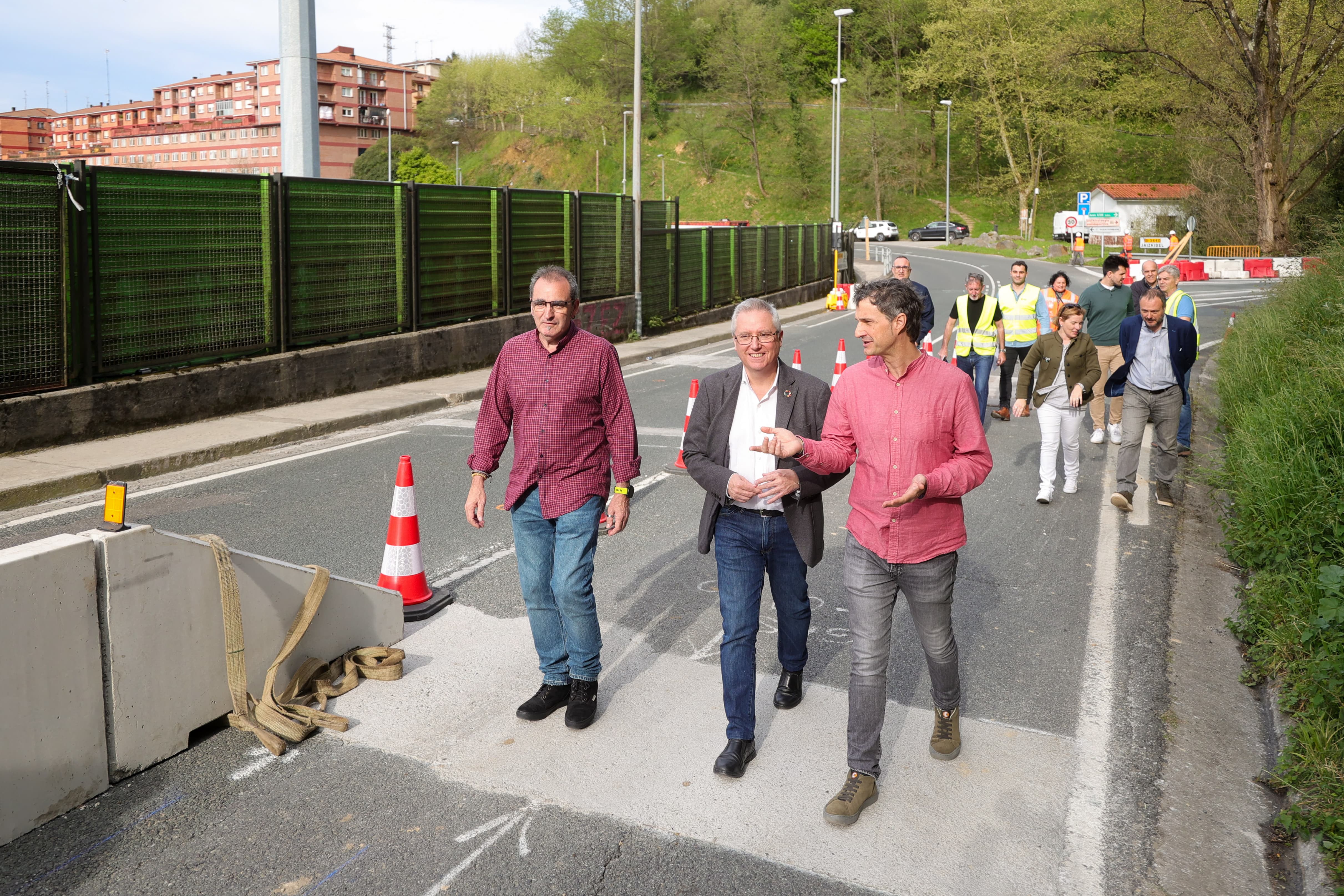 El diputado de Sostenibilidad, José Ignacio Asensio, visita las obras de la vía ciclista-peatonal de Lezo-Donibane