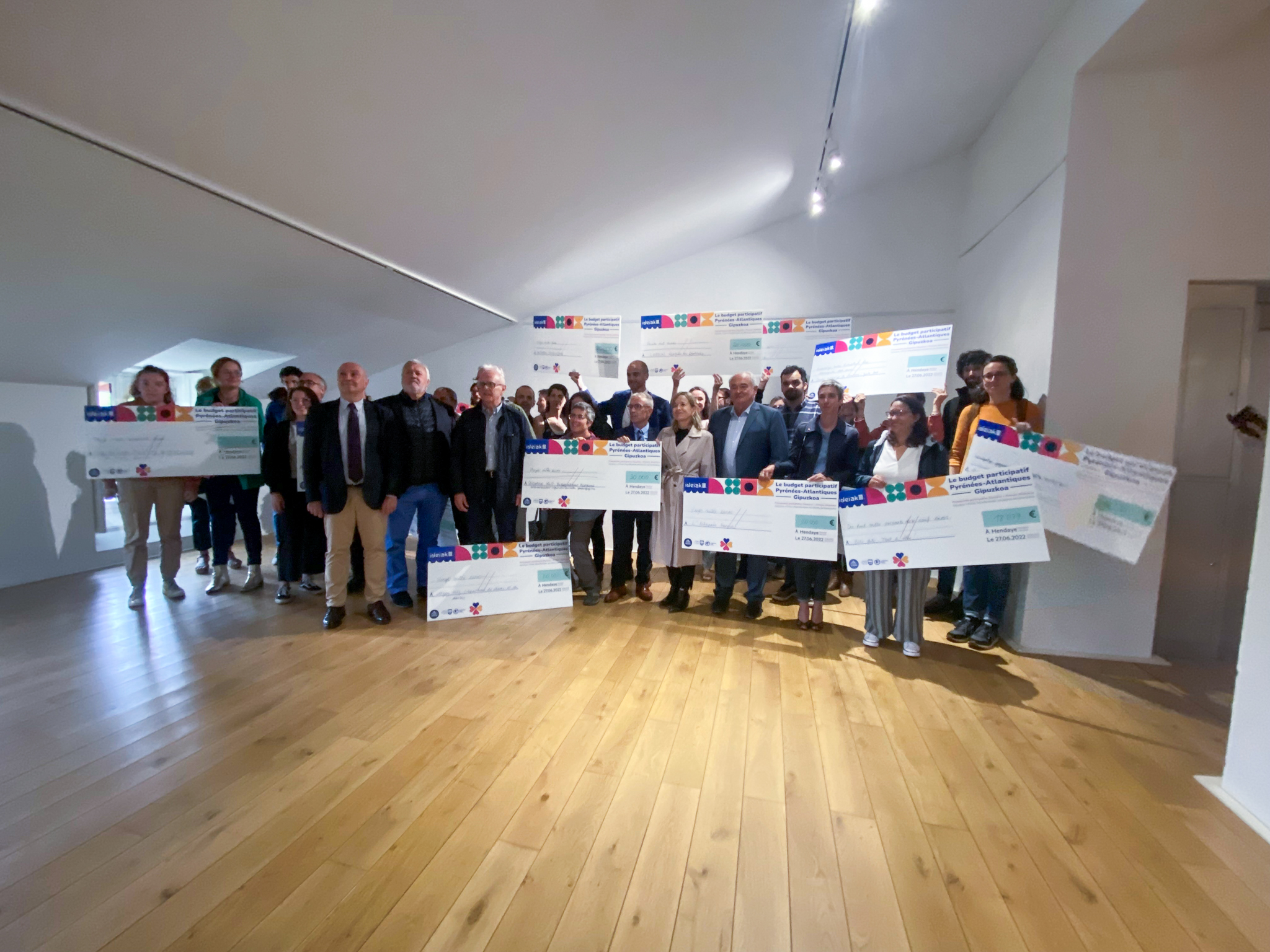 Laguntza jaso duten proiektuen arduradunen talde argazkia.