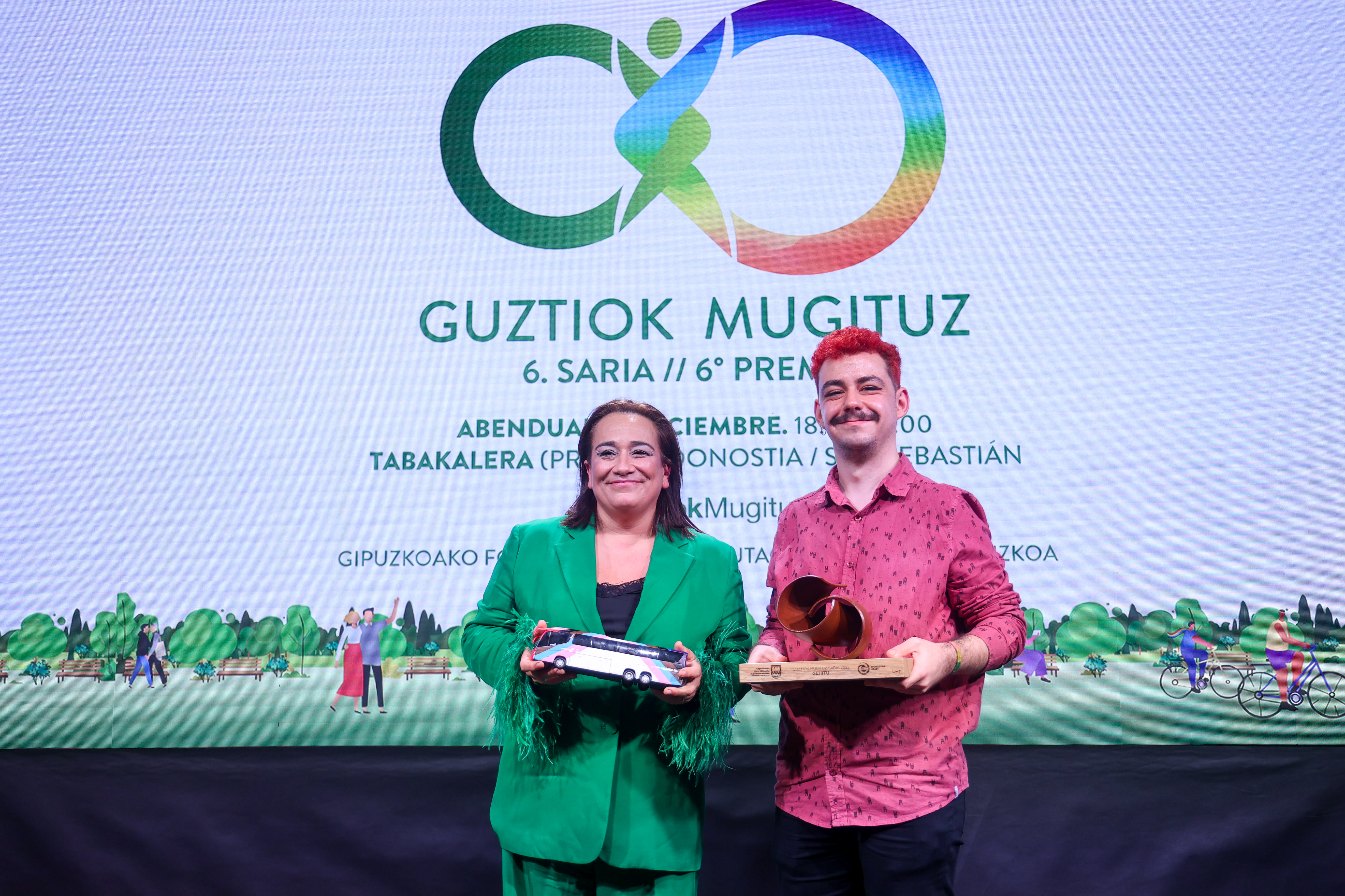Movilidad reconoce con el premio Guztiok Mugituz los 25 años de activismo de GEHITU en defensa de los derechos LGTBI+...