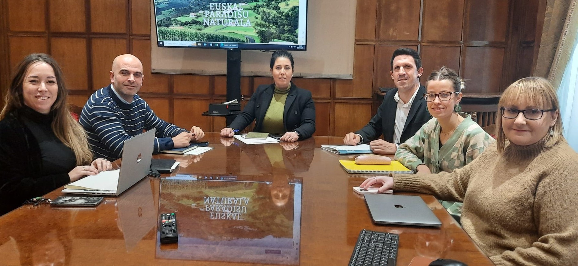Azahara Domínguez en la reunión con el alcalde de Aia y su equipo.