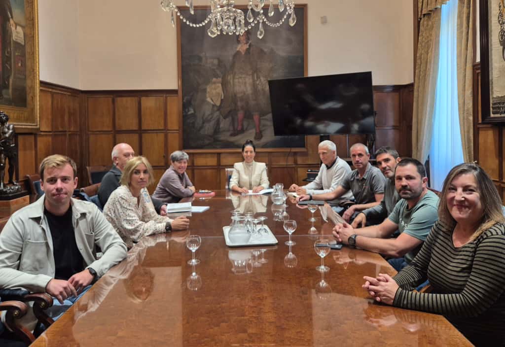 La diputada Azahara Domínguez se ha reunido con las y los alcaldes de los municipios de menos de 7.000 habitantes que han solicitado ayudas...