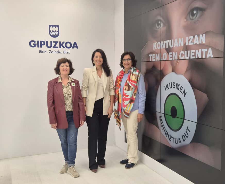 La diputada Azahara Domínguez junto a Ana Grijalba (Begisare) y Miren Rodríguez (Munduko begiak)