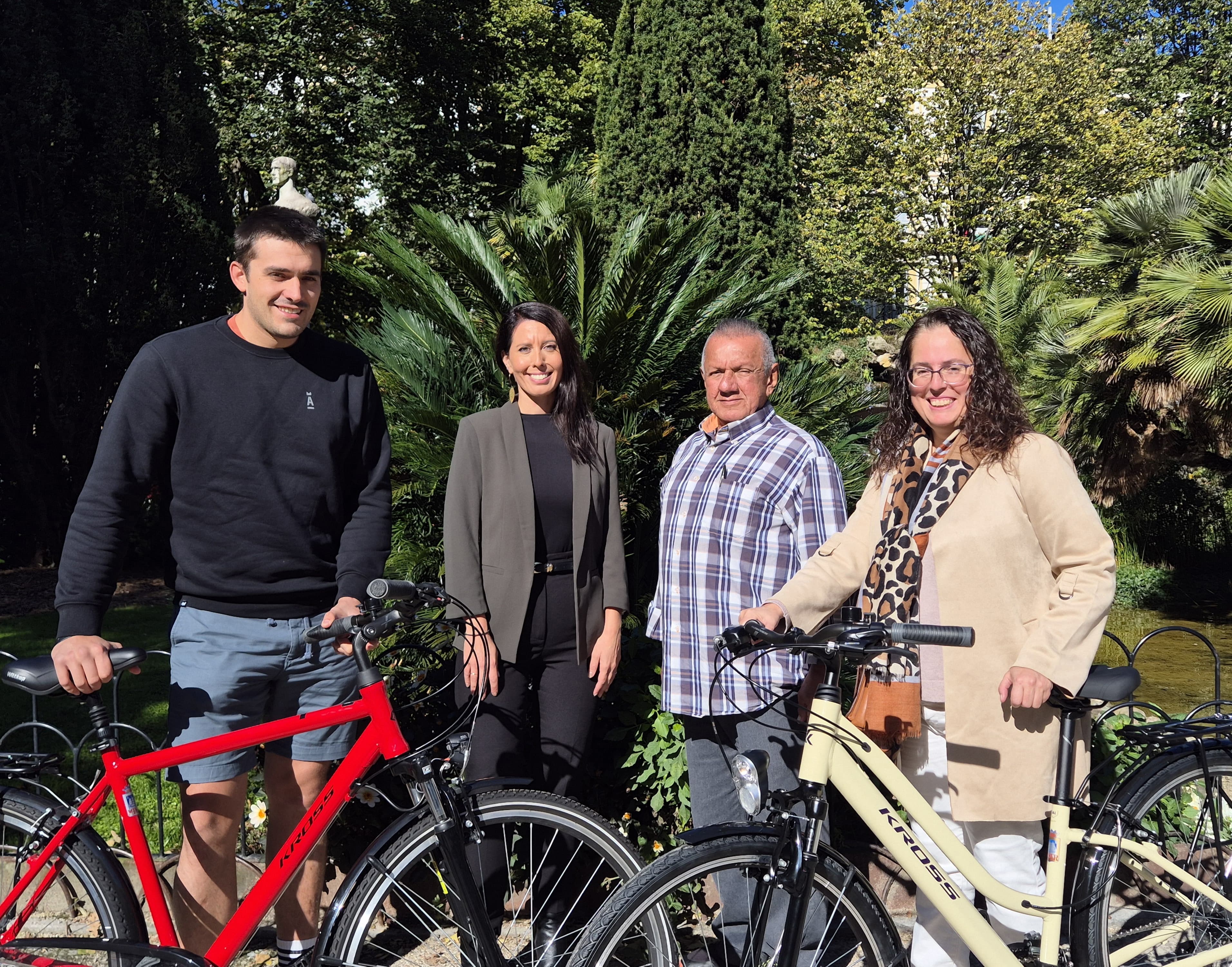 La diputada Azahara Domínguez con tres de las personas ganadoras de los sorteos de la campaña Pon a punto tu bici con MUGI
