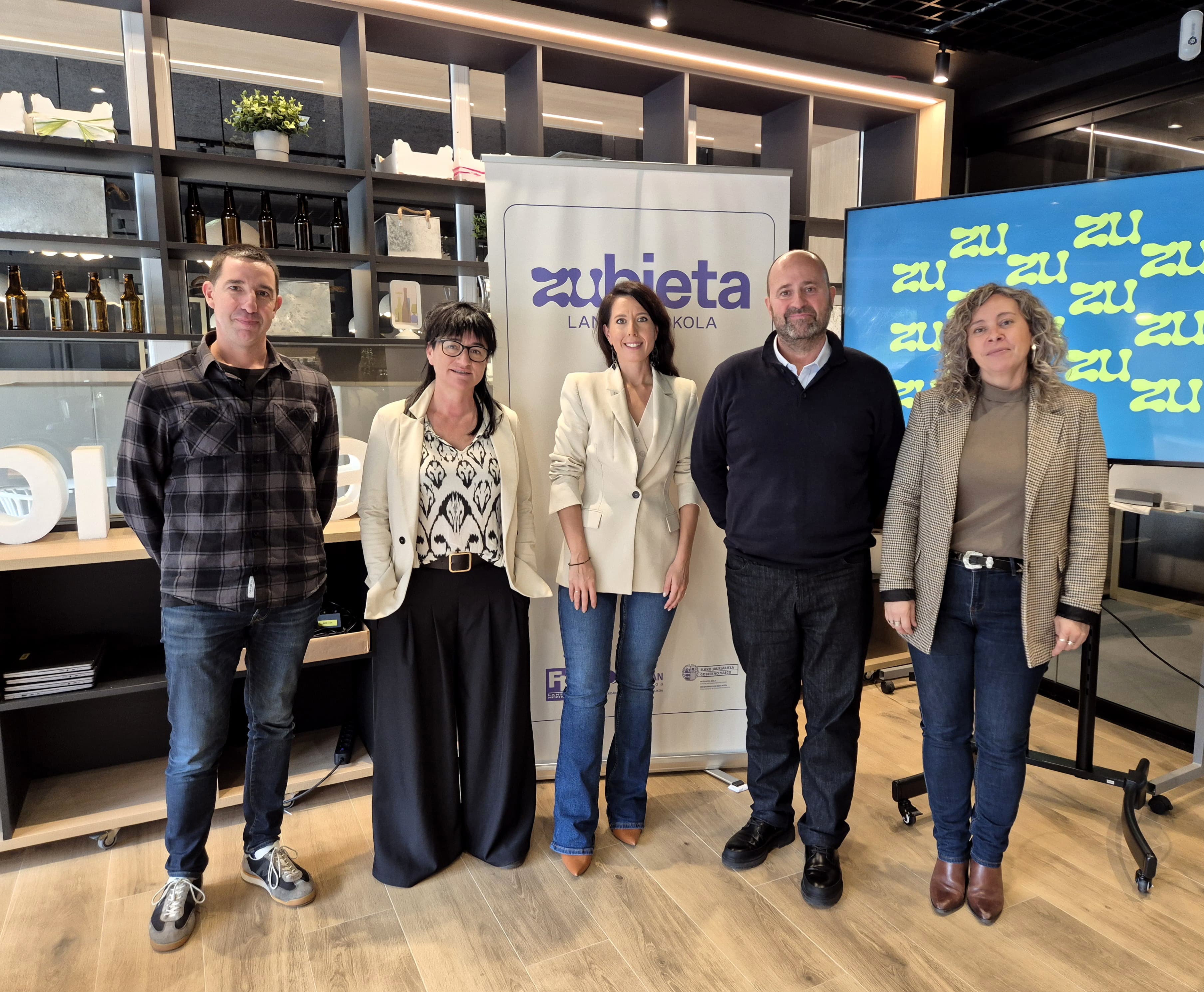 La diputada Azahara Domínguez en Zubietako Lanbide Eskola