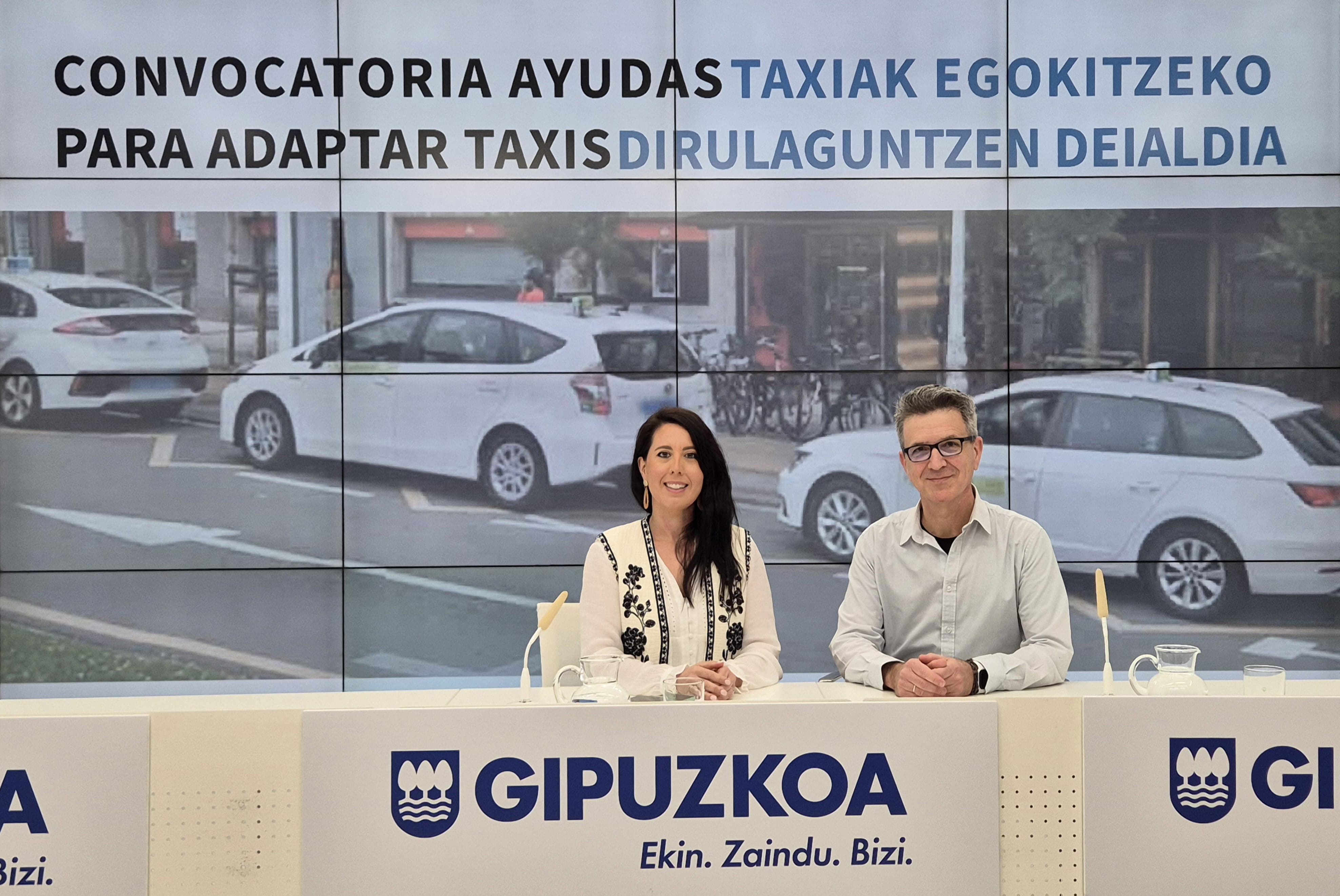 La diputada Azahara Domínguez junto al taxista Jon Joseba Garro