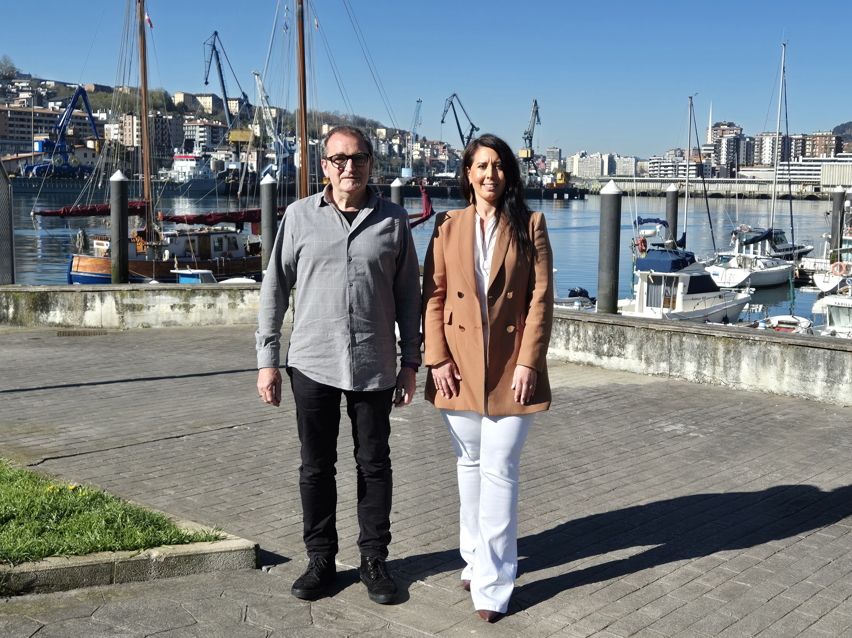 Azahara Domínguez diputatua eta Teo Alberro alkatea