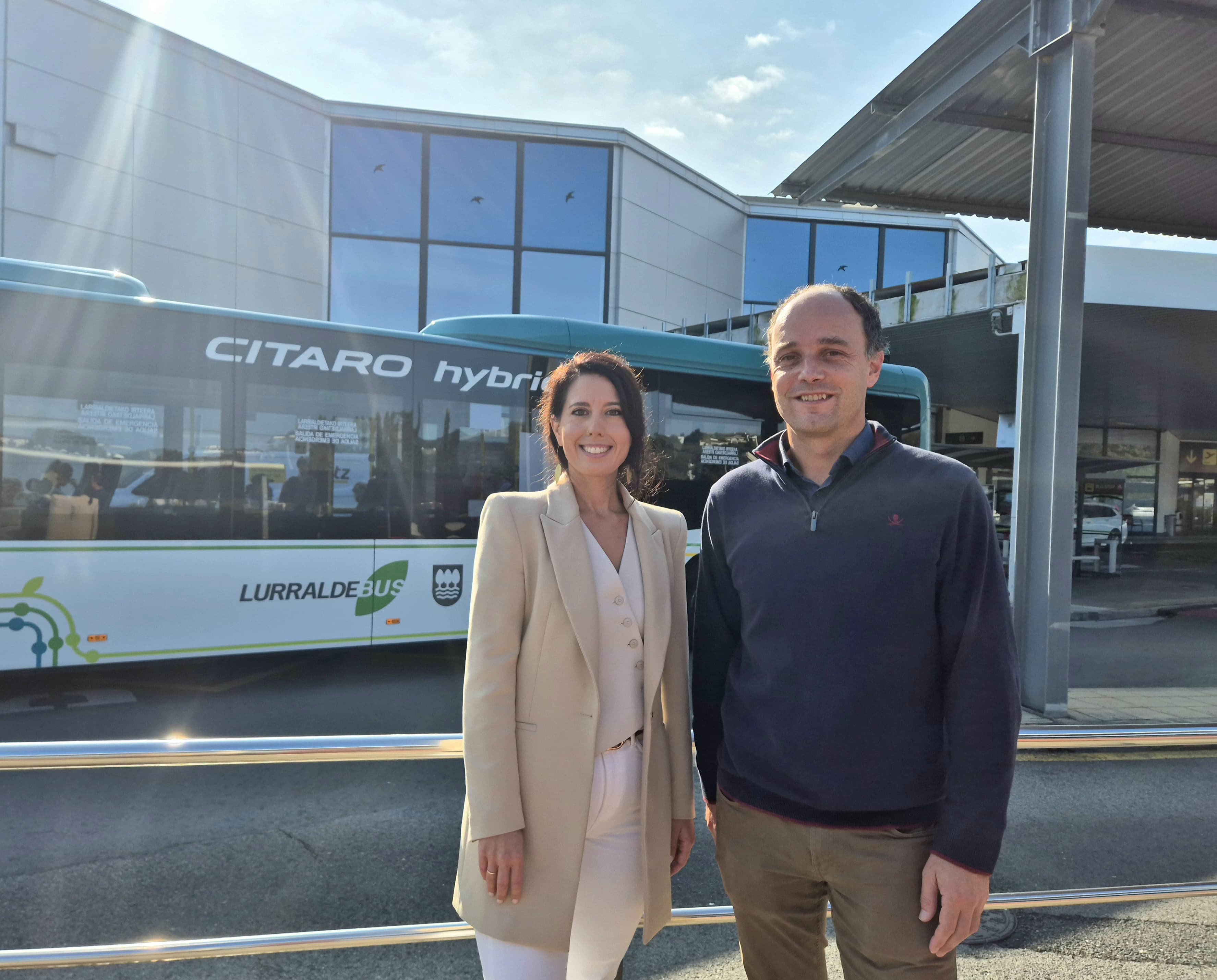 Azahara Domínguez Diputatuak Igor Enparan Hondarribiko alkatearekin E30 linearen datuak baloratzen.