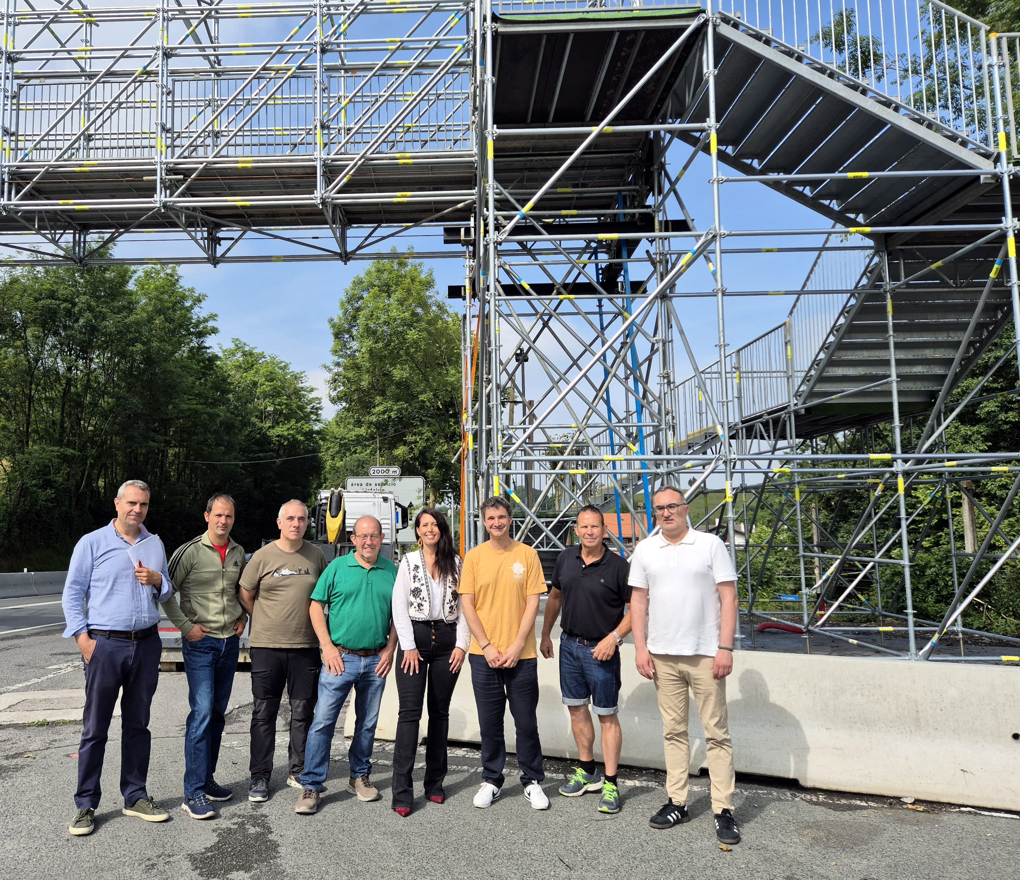 La diputada Azahara Domínguez junto al alcalde de Lezo, Mikel Arruti, y las y los vecinos de Gaintxurizketa