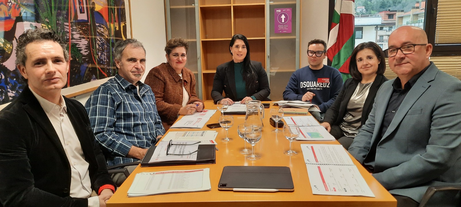 Azahara Domínguez con representantes empresariales y alcaldes y alcaldesas de Urola Erdia
